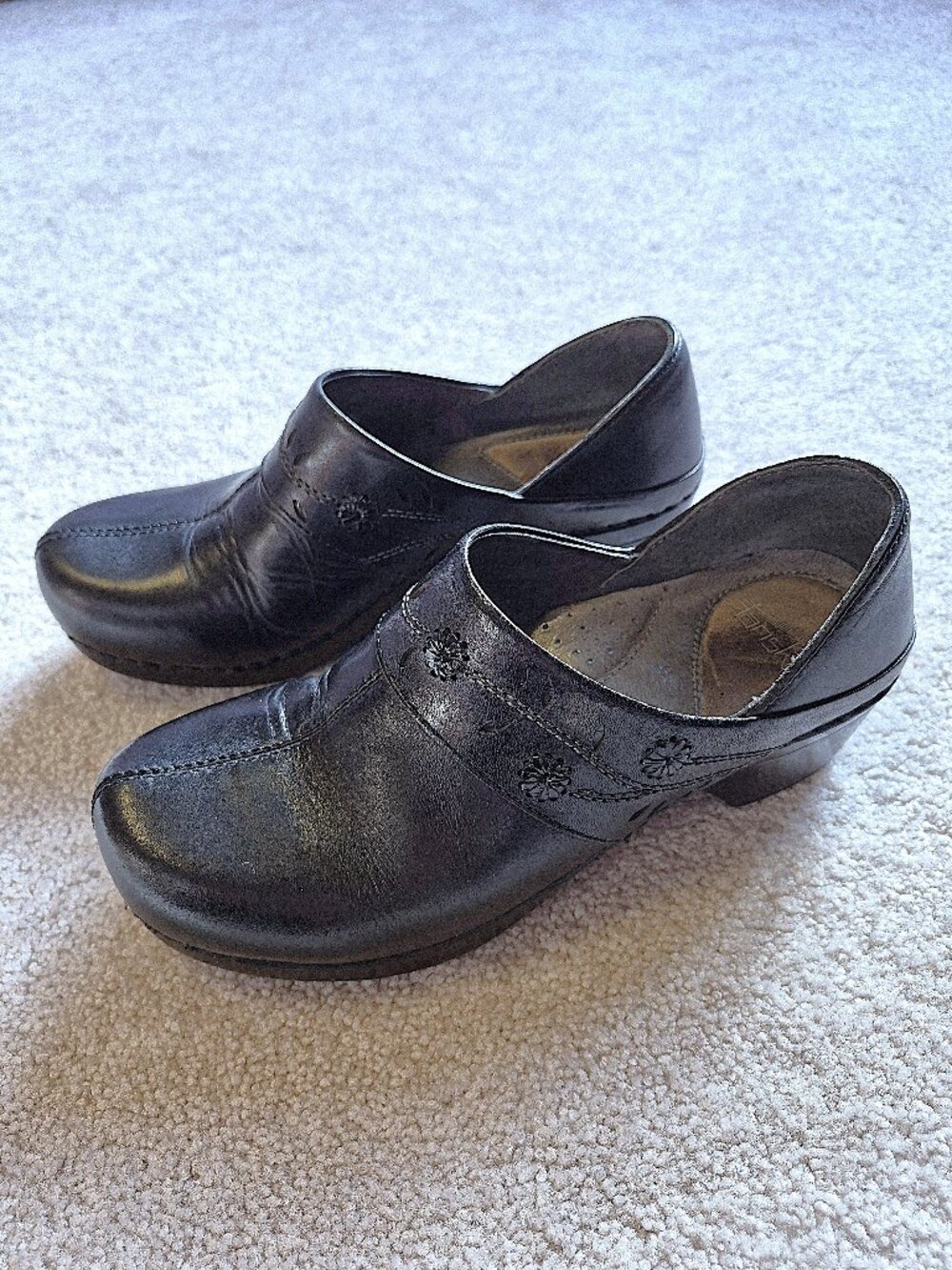 Dansko Sausalito Floral Embroidered Cutout Leather Clogs Black Women's Sz 38/7.5